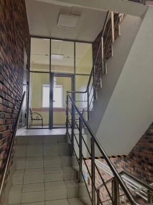 2 смежных кабинета 21,3 и 16,1 кв.м., 2 этаж, правое крыло, центральный вход